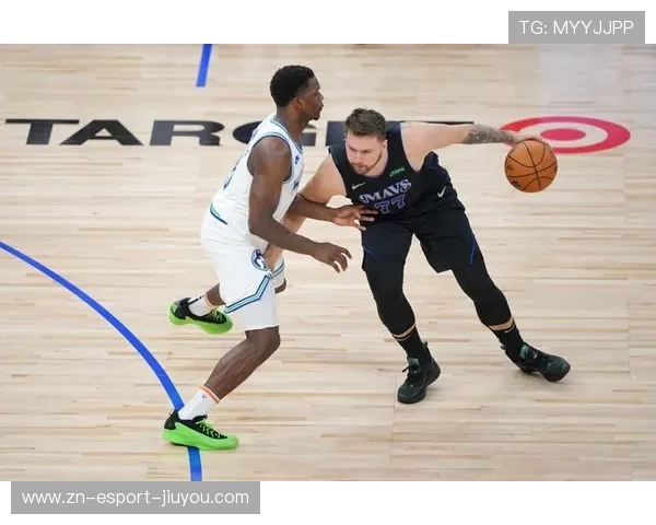 东契奇背身分球助攻大空位三分,独行侠火力凶猛 东契奇背身分球助攻大空位三分,独行侠火力凶猛